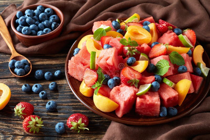 Frischer Obstsalat Auf Einer Platte Stockfoto - Bild von frischer ...