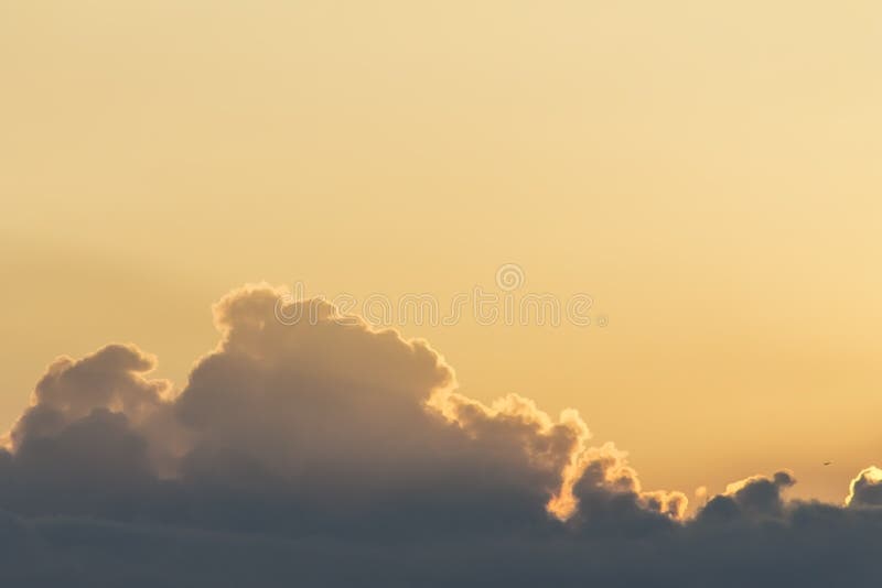 Bunter gelber Sonnenaufgang, Sonnenuntergangwolken und Sonnenstrahlen, Natur, Hintergrund, Landschaft lizenzfreie stockbilder Bunter gelber Sonnenaufgang, Sonnenuntergangwolken und Sonnenstrahlen, Natur, Hintergrund, Landschaft lizenzfreie stockbilder