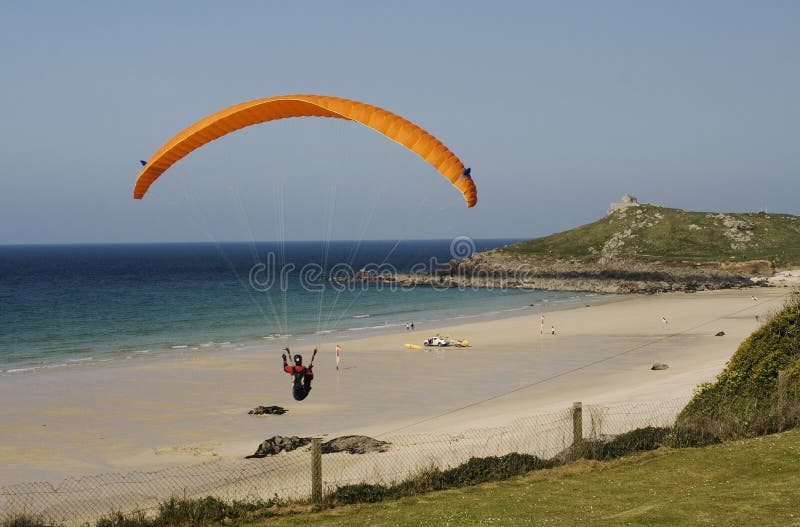 Bunter Hang Glider Flying Over Porthmeor-Strand, St. Ives, Cornwall. stockbilder Bunter Hang Glider Flying Over Porthmeor-Strand, St. Ives, Cornwall. stockbilder