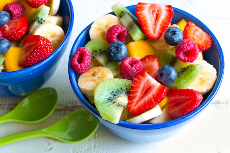 Bunter Obstsalat für zwei stockfoto. Bild von lebhaft - 75683838