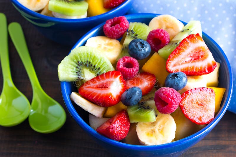 Bunter Obstsalat für zwei stockfoto. Bild von lebhaft - 75683838