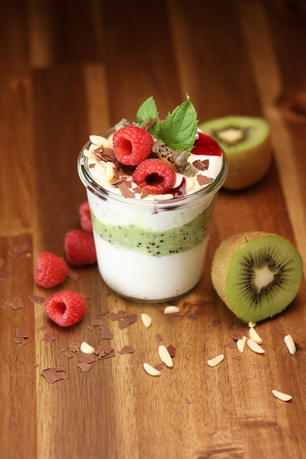 Bunter Obstsalat Mit Sahne Und Schokolade in Einem Glas Stockbild ...