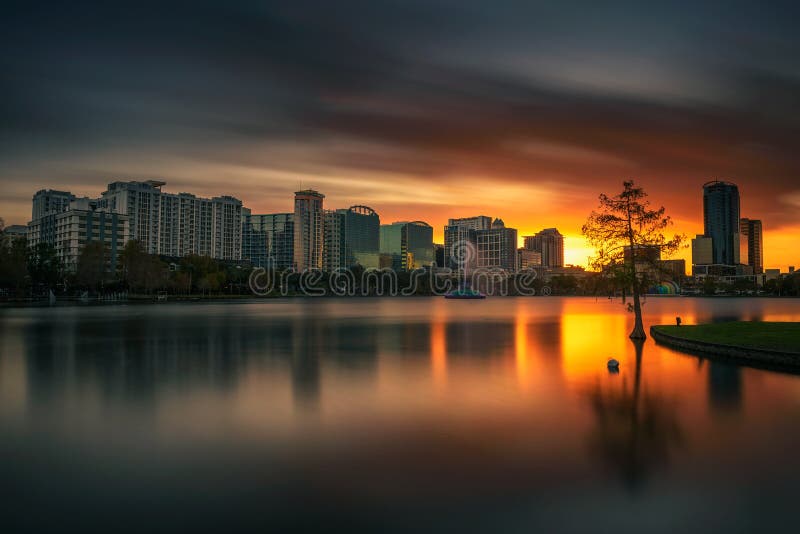 Bunter Sonnenuntergang über See Eola und Stadtskyline in Orlando, Florida