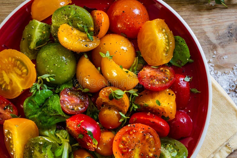 Bunter Tomatensalat stockfoto. Bild von mittelmeer, gesund - 41158428