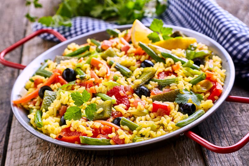 Bunter vegetarischer Paella-Reis-Teller gedient in Pan