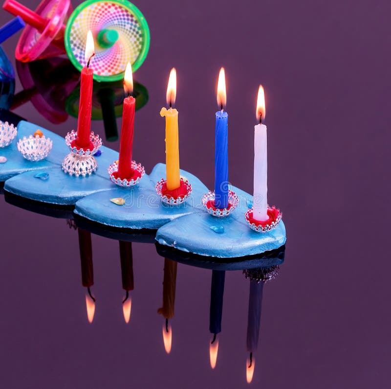 Buntes menorah mit Kerzen - Chanukka lizenzfreies stockfoto Buntes menorah mit Kerzen - Chanukka lizenzfreies stockfoto