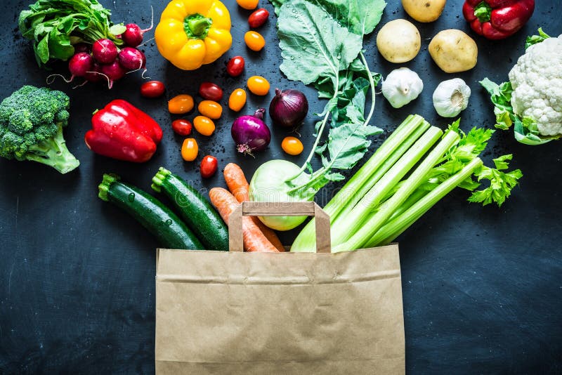 Buntes organisches Gemüse in Papier-eco Einkaufstasche
