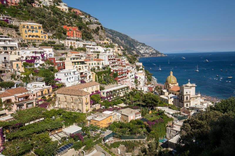 Buntes Positano, das Juwel der Amalfi-Küste, wenn seinen mehrfarbigen Häusern und Gebäude auf einer übersehenden gehockt sind Gro lizenzfreie stockfotos Buntes Positano, das Juwel der Amalfi-Küste, wenn seinen mehrfarbigen Häusern und Gebäude auf einer übersehenden gehockt sind Gro lizenzfreie stockfotos