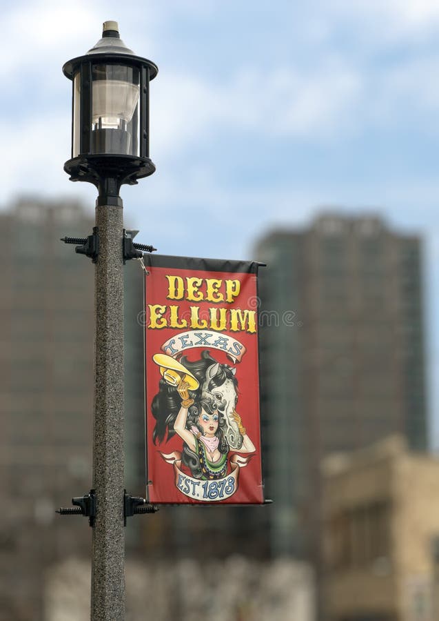 Buntes Straßenschild auf Lampe in tiefem Ellum, Dallas, Texas lizenzfreie stockfotos Buntes Straßenschild auf Lampe in tiefem Ellum, Dallas, Texas lizenzfreie stockfotos