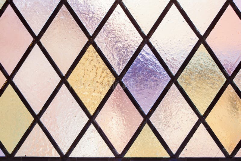 Buntglas mit multi farbigem Diamantmuster als Hintergrund stockfoto Buntglas mit multi farbigem Diamantmuster als Hintergrund stockfoto