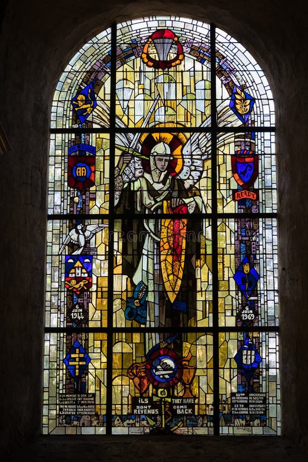 Buntglasfenster mit Fallschirmjägern, St. bloßes Eglise, Normandie lizenzfreie stockbilder Buntglasfenster mit Fallschirmjägern, St. bloßes Eglise, Normandie lizenzfreie stockbilder