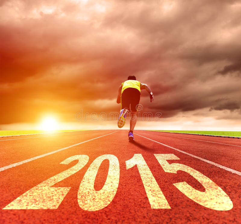 Buon anno 2015 funzionamento del giovane con l'alba immagini stock Buon anno 2015 funzionamento del giovane con l'alba immagini stock