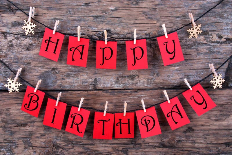 Buon compleanno sulle etichette rosse fotografie stock libere da diritti Buon compleanno sulle etichette rosse fotografie stock libere da diritti