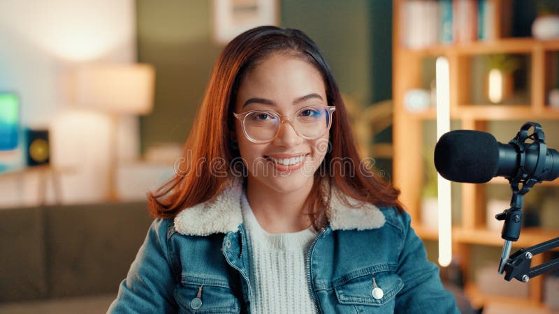 Buon microfono e ritratto di una donna smagliante con fiducia nel podcast talk show o chat. Sorridi immagini stock libere da diritti