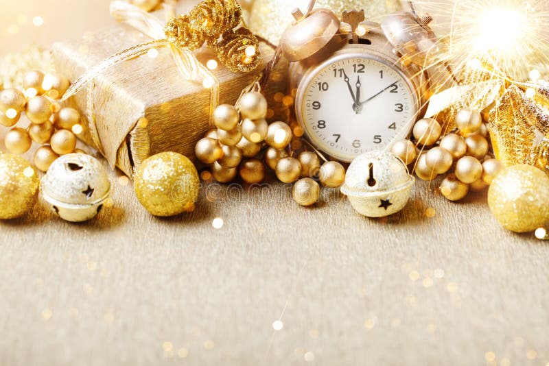 Buon Natale e buon anno Un fondo del ` s del nuovo anno con le decorazioni del nuovo anno Carta del ` s del nuovo anno Buon Natale e buon anno Un fondo del ` s del nuovo anno con le decorazioni del nuovo anno Carta del ` s del nuovo anno