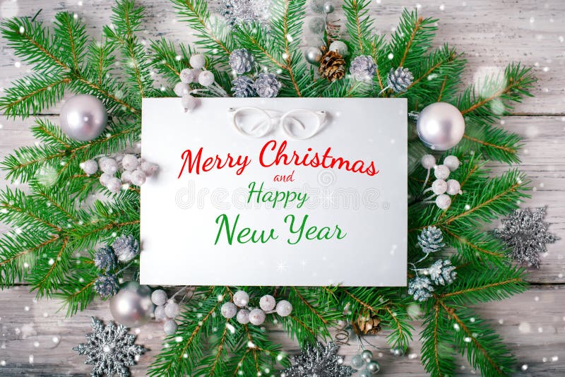 Buon Natale e buon anno Un fondo del ` s del nuovo anno con le decorazioni del nuovo anno Carta del ` s del nuovo anno fotografia stock Buon Natale e buon anno Un fondo del ` s del nuovo anno con le decorazioni del nuovo anno Carta del ` s del nuovo anno fotografia stock