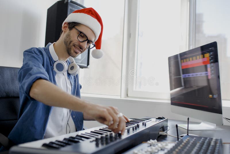 Buon Natale e felice anno nuovo Composer consegna le chiavi del pianoforte nello studio di registrazione tecnologia di produzione