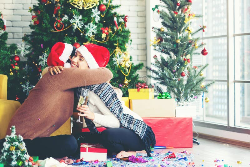 Immagini Stock - Giovane Che Fa Regali Alla Fidanzata A Sorpresa Durante La  Celebrazione Del Natale Insieme A Casa Il Fidanzato Fa Un Regalo A Una  Donna Con Un Evento Emozionante E