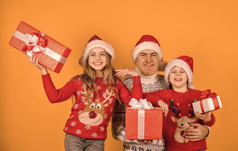 Buon natale. shopping nuovo. tempo di presentazione. felice famiglia celebra gli xmas. le bambine si scambiano doni con immagini stock