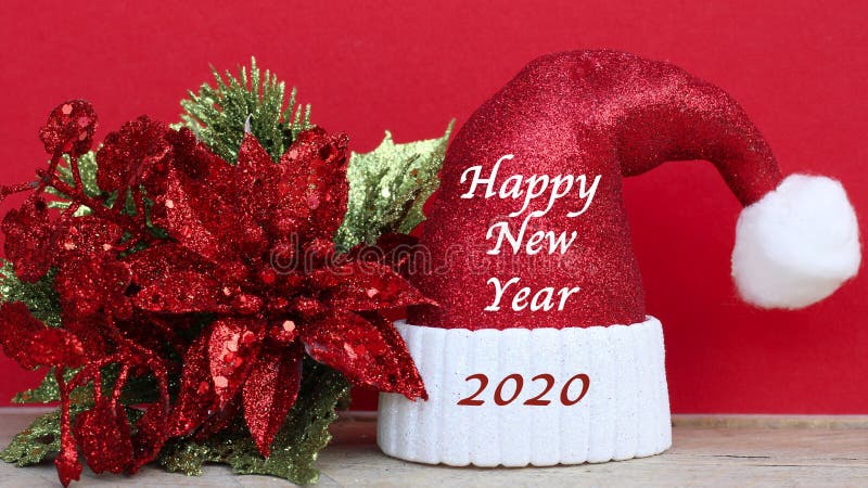Buon nuovo anno 2020: il cappello di santa claus scintillante su sfondo rosso fotografia stock Buon nuovo anno 2020: il cappello di santa claus scintillante su sfondo rosso fotografia stock