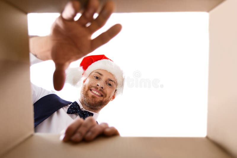 Buon ragazzo che guarda il regalo di natale aperto immagine stock Buon ragazzo che guarda il regalo di natale aperto immagine stock