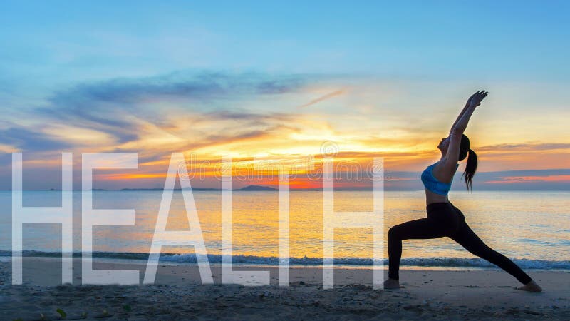 Buon sano Siluetta della donna di stile di vita di yoga di meditazione sul tramonto del mare