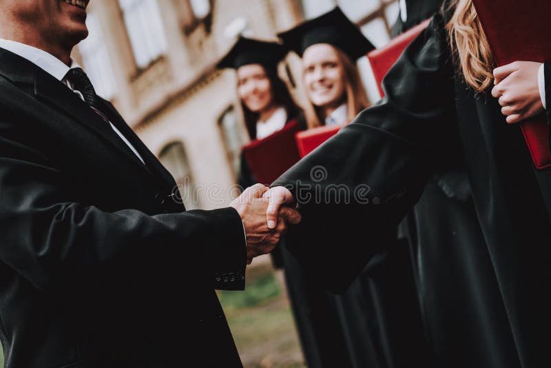 Buon umore insegnante Diplomi degli studenti laureato immagini stock Buon umore insegnante Diplomi degli studenti laureato immagini stock