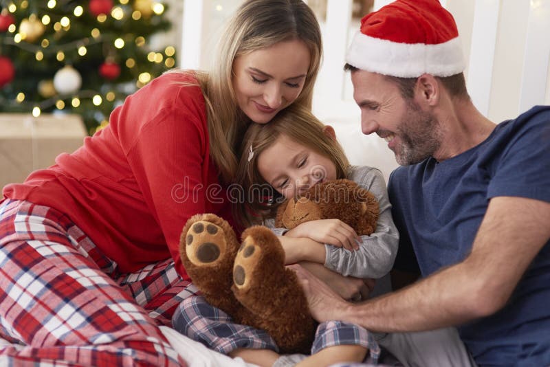 Buona famiglia all'ora di Natale immagine stock libera da diritti Buona famiglia all'ora di Natale immagine stock libera da diritti