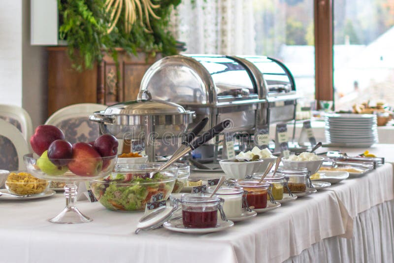 Buona prima colazione del buffet all'hotel nei tutti sistema incluso fotografie stock libere da diritti Buona prima colazione del buffet all'hotel nei tutti sistema incluso fotografie stock libere da diritti
