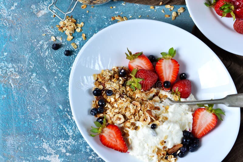 Buongiorno! Prima colazione con yogurt, granola e le fragole o immagine stock Buongiorno! Prima colazione con yogurt, granola e le fragole o immagine stock