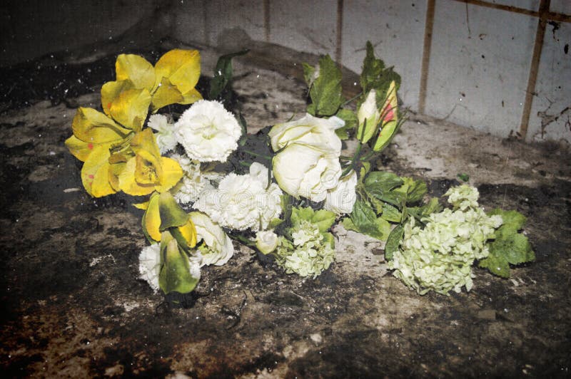 Buquê De Flores Artificiais Em Grunge No Clube Noturno Abandonado Foto de  Stock - Imagem de envelhecido, buquê: 174028888