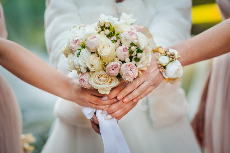 Buquê De Flores Na Mão Da Noiva Foto de Stock - Imagem de buquê,  acoplamento: 216589212