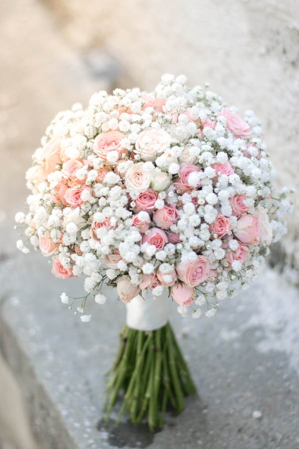 Buquê De Noiva. Um Simples Buquê De Girassol-cigana E Rosas-rosadas.  Bouquet De Casamento Branco E Rosa. Imagem de Stock - Imagem de mola,  romance: 216593393