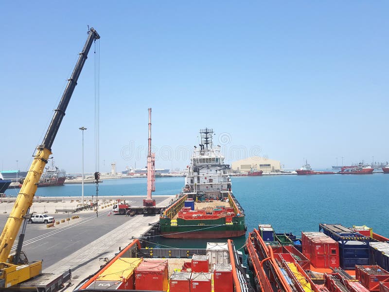 Buque a bordo en curso de la fuente de las operaciones del cargo Fondo de la log?stica imagen de archivo libre de regalías Buque a bordo en curso de la fuente de las operaciones del cargo Fondo de la log?stica imagen de archivo libre de regalías