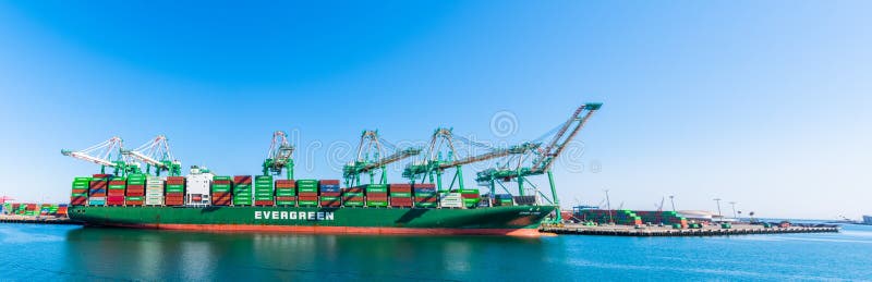 Buque de carga de la corporación marina evergreen cargado con contenedores de transporte