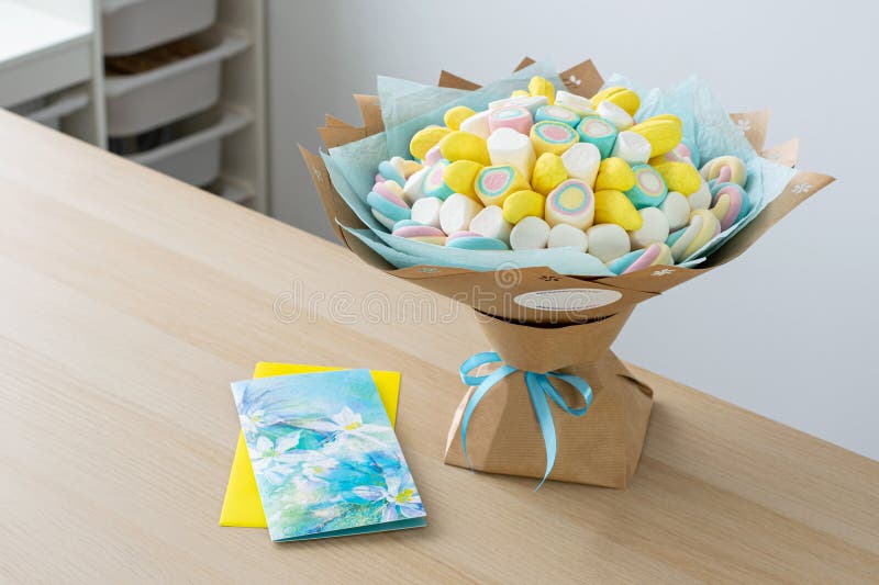 Buquete marshmallow colorido con tarjeta de saludo imágenes de archivo libres de regalías