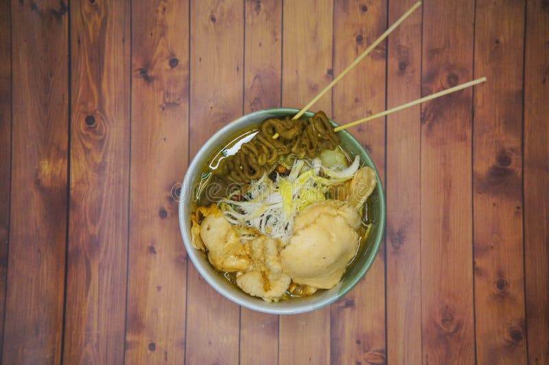 Burak ayam lub owsianka kurczaka jest typowym owsiankiem indonezyjskim, pokrytym rozdrobnionym kurczakiem i satay zdjęcie stock