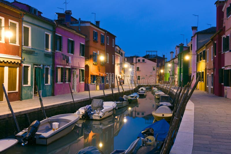 Burano Insel-Kanalreflexionen an der Dämmerung stockfoto Burano Insel-Kanalreflexionen an der Dämmerung stockfoto