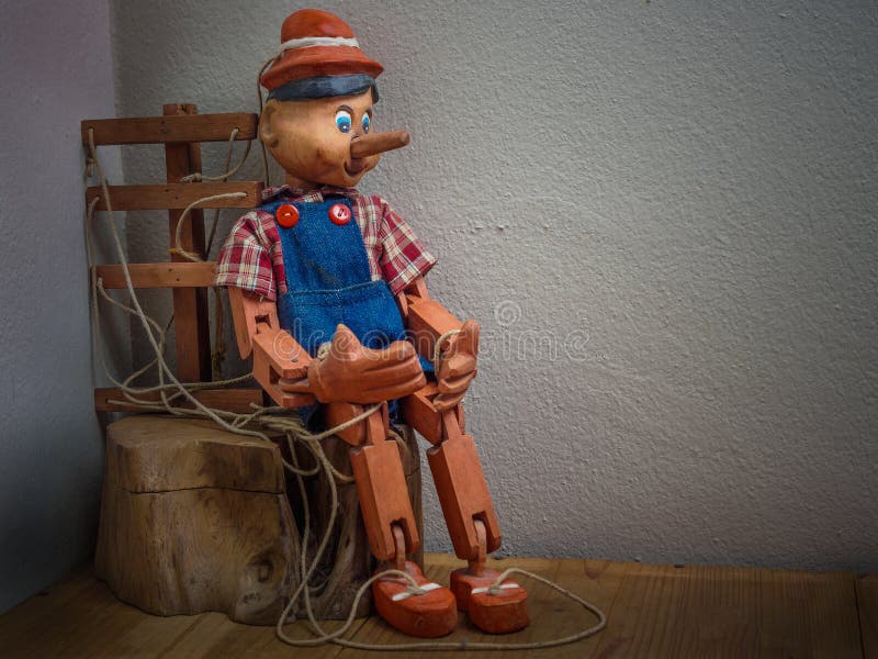 Burattino di Pinocchio fatto da legno nel tono d'annata fotografie stock Burattino di Pinocchio fatto da legno nel tono d'annata fotografie stock
