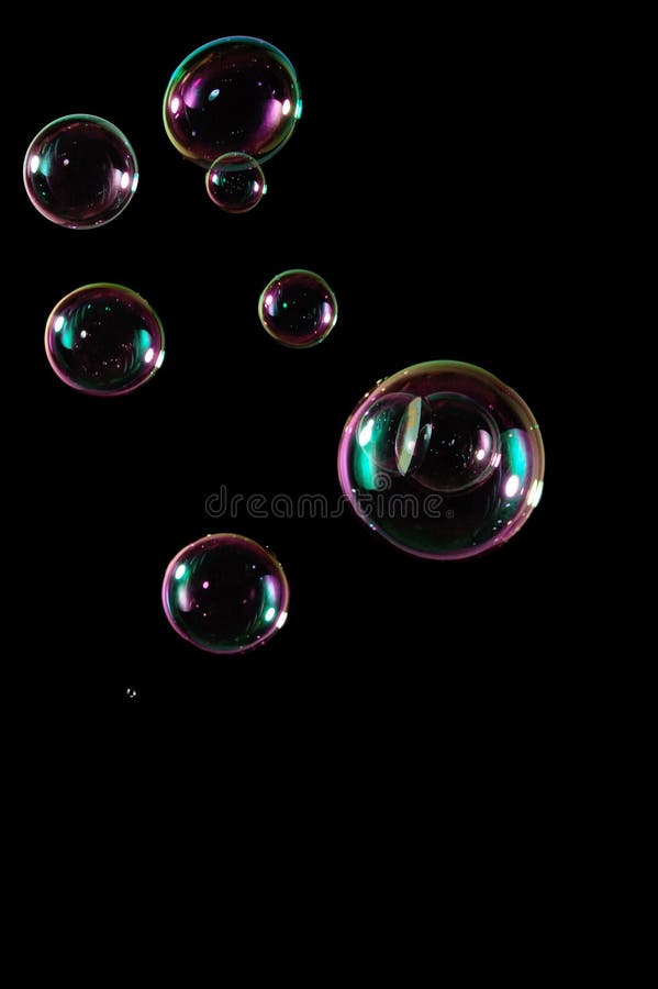 Burbujas aisladas en negro