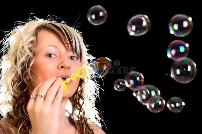 Burbujas del soplo de la muchacha