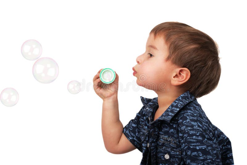 Burbujas del soplo del niño pequeño