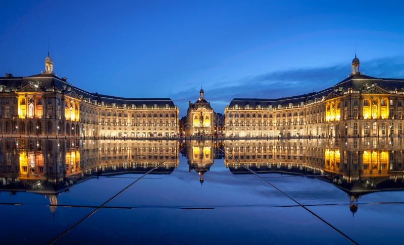 Burdeos, agua de Place de la Bourse Miroir d fotografía de archivo libre de regalías