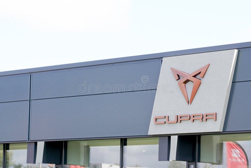 Burdeos , Aquitania / Francia - 09 30 2019 : tienda de anuncios CUPRA Sports Car Brand Seidal fabricante español de automóviles imágenes de archivo libres de regalías Burdeos , Aquitania / Francia - 09 30 2019 : tienda de anuncios CUPRA Sports Car Brand Seidal fabricante español de automóviles imágenes de archivo libres de regalías