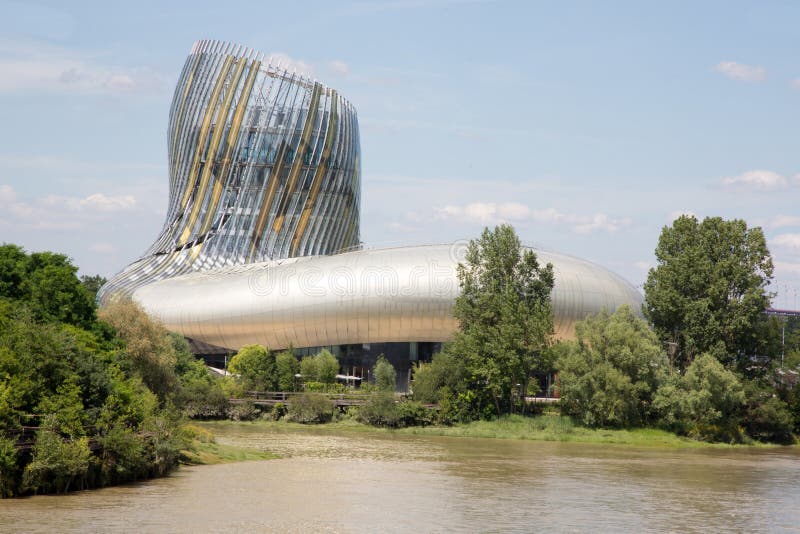 Burdeos, nouvelle Aquitania/Francia - 06 20 2018: La Cite du Vin da una distinta vista del vino, a través del mundo, a través de imagen de archivo Burdeos, nouvelle Aquitania/Francia - 06 20 2018: La Cite du Vin da una distinta vista del vino, a través del mundo, a través de imagen de archivo
