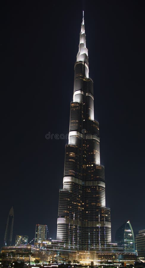 Burdż Chalifa nowoczesna architektura wieżowiec w nocnym dowotown Dubaj Zjednoczone Emiraty Arabskie obrazy royalty free