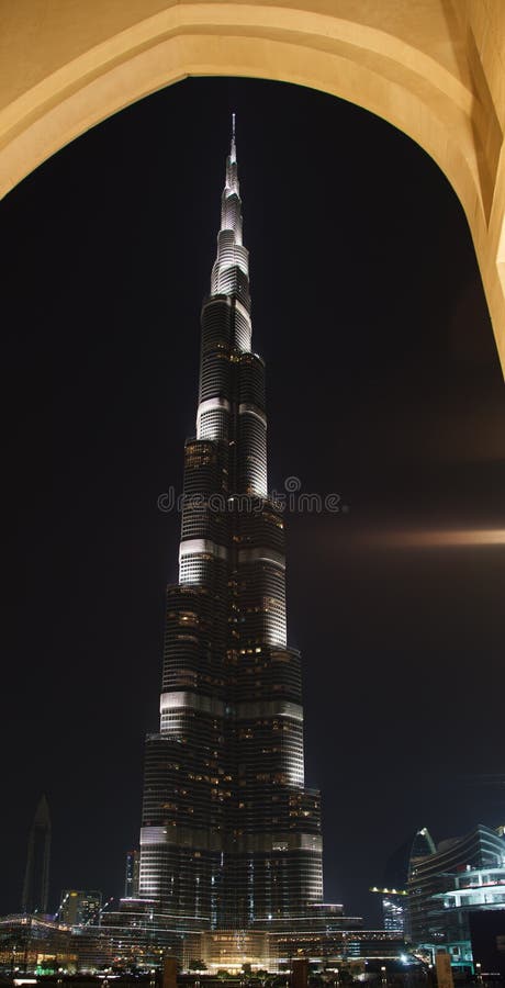 Burdż Chalifa nowoczesna architektura wieżowiec w nocnym dowotown Dubaj Zjednoczone Emiraty Arabskie zdjęcie stock