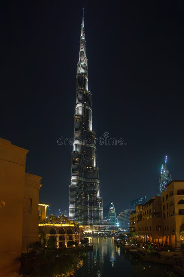 Burdż Chalifa nowoczesna architektura wieżowiec w nocnym dowotown Dubaj Zjednoczone Emiraty Arabskie zdjęcie stock