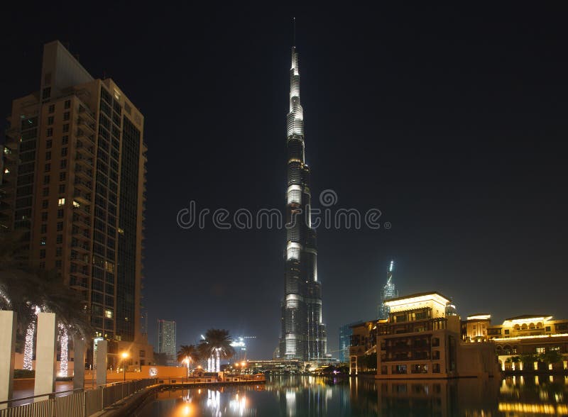 Burdż Chalifa nowoczesna architektura wieżowiec w nocnym dowotown Dubaj Zjednoczone Emiraty Arabskie fotografia stock