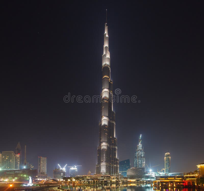 Burdż Chalifa nowoczesna architektura wieżowiec w nocnym dowotown Dubaj Zjednoczone Emiraty Arabskie obraz royalty free